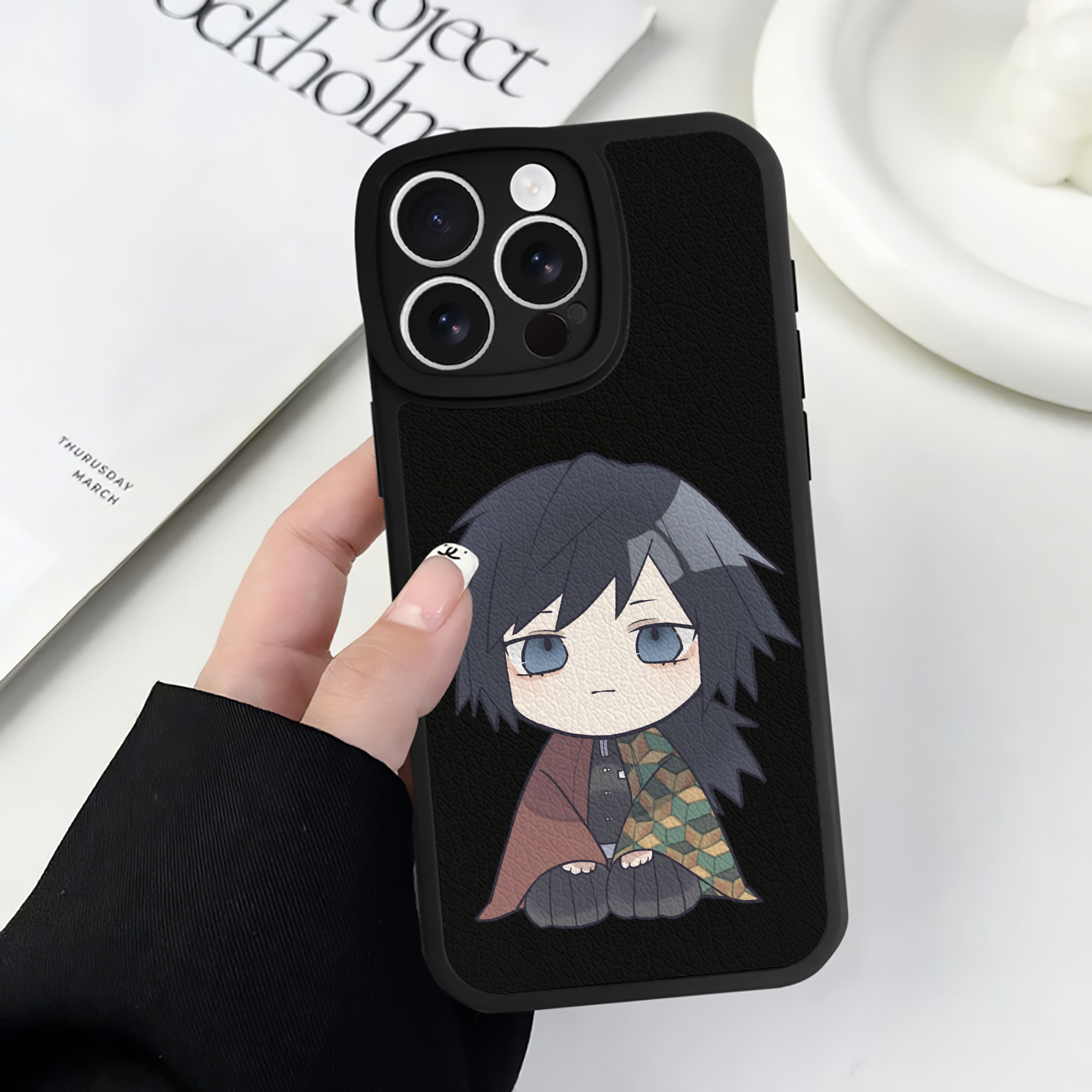 （画像用） 鬼滅の刃（きめつのやいば）水柱-冨岡 義勇／とみおか ぎゆう Tomioka Giyuu 【iPhone 16シリーズ対応】シリコンスマホケース（レザー調） 材質：シリコン